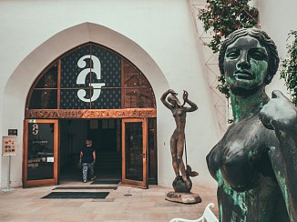 Alšova jihočeská galerie - zámecká jízdárna Hluboká